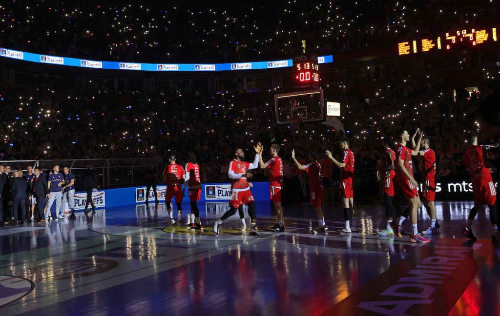 PREPOZNAJTE „ULJEZE“ U „Areni“ mnogo poznatih partizanovaca… Iznenadili zvezdaši! (VIDEO)