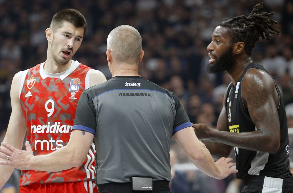 DELEGIRANO Poznate sudije za treću utakmicu finala ABA lige! Jednog ne vole ni „delije“, ni „grobari“…