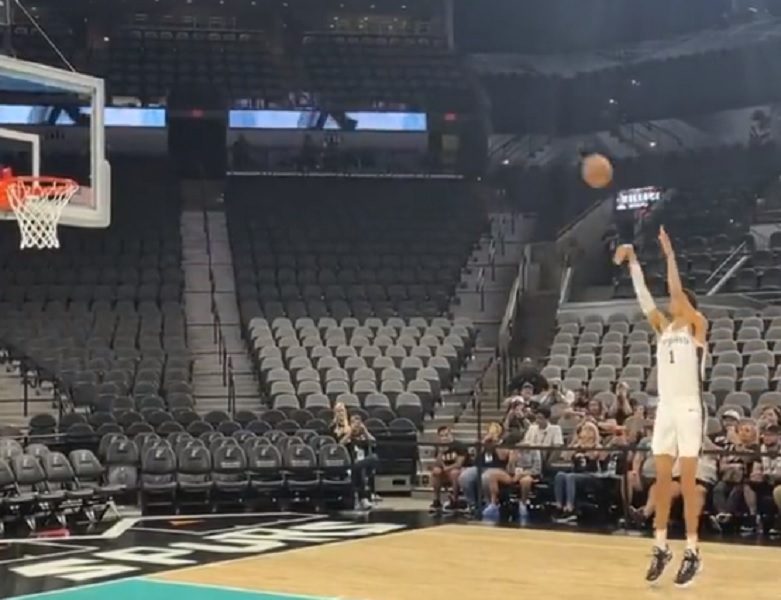 BLAMAŽA Bio je prvi pik na draftu, a na predstavljanju promašio i bazen (VIDEO)