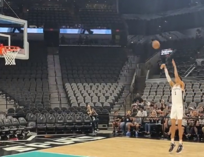 BLAMAŽA Bio je prvi pik na draftu, a na predstavljanju promašio i bazen (VIDEO)