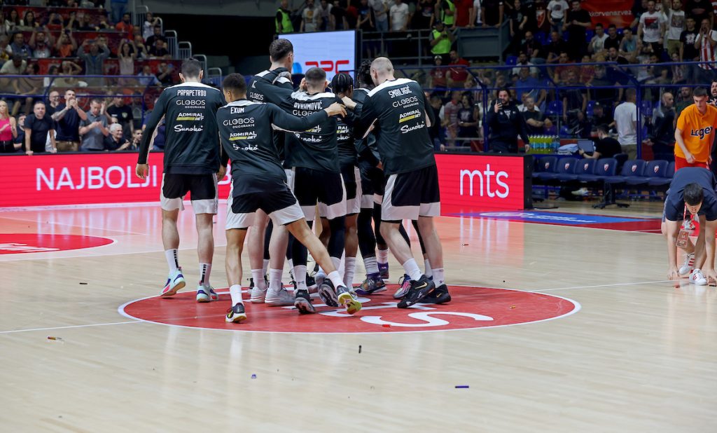 RAZBESNEO „DELIJE“ Igrač Partizana pokazivao srednji prst dok je napuštao teren! (FOTO)