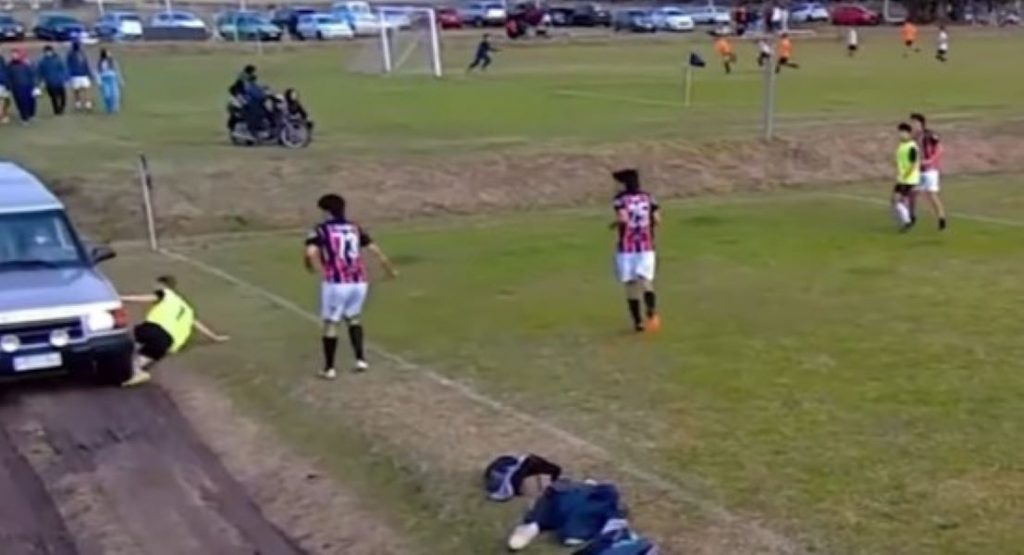 NEVEROVATNO Automobil naleteo na fudbalera tokom utakmice (VIDEO)