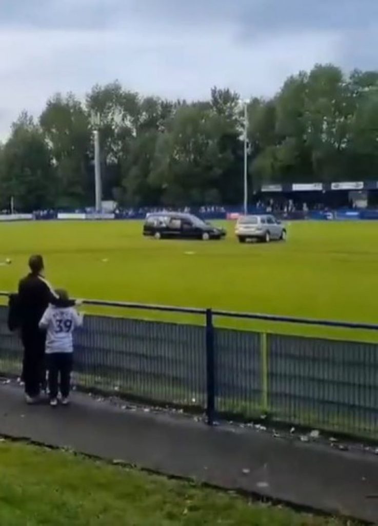 LUDNICA U ENGLESKOJ Prekinuli meč pogrebnim vozilom!