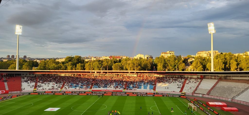 PRVI SNIMCI PRED SPEKTAKL Oko stadiona pivo i priča, na tribinama strah od kiše (VIDEO)