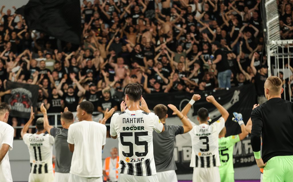 LJUBAV PREMA KLUBU „Grobari“ pesmom ispratili fudbalere posle potopa od Nordsjelanda (VIDEO)