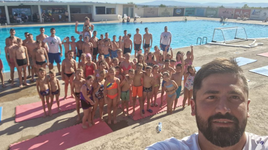 RADOST NAJMLAĐIH U GRAČANICI Rađen sa mališanima o tehnikama plivanja i vaterpolu! Veliki odziv dece na KiM (FOTO+VIDEO)