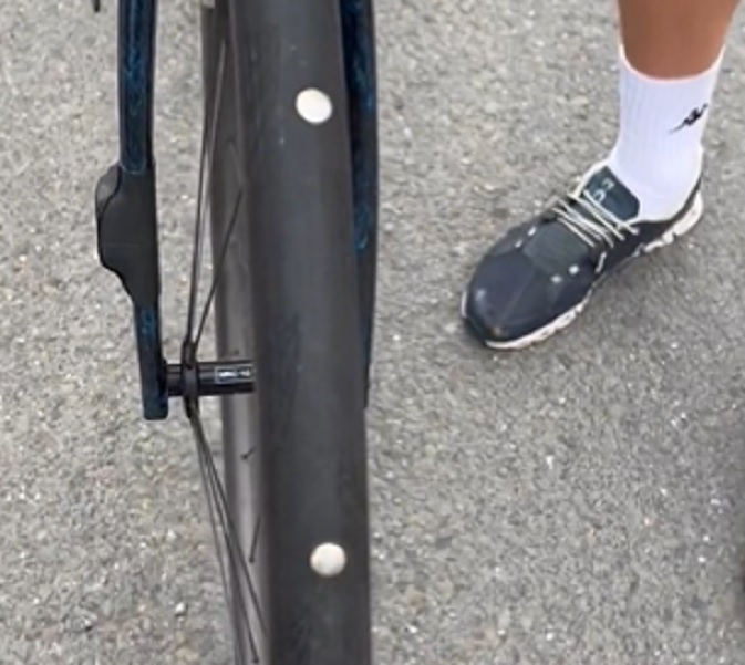 SKANDAL Neko je na najčuvenijoj svetskoj trci posuo eksere po putu, biciklisti izbušili gume! (VIDEO)