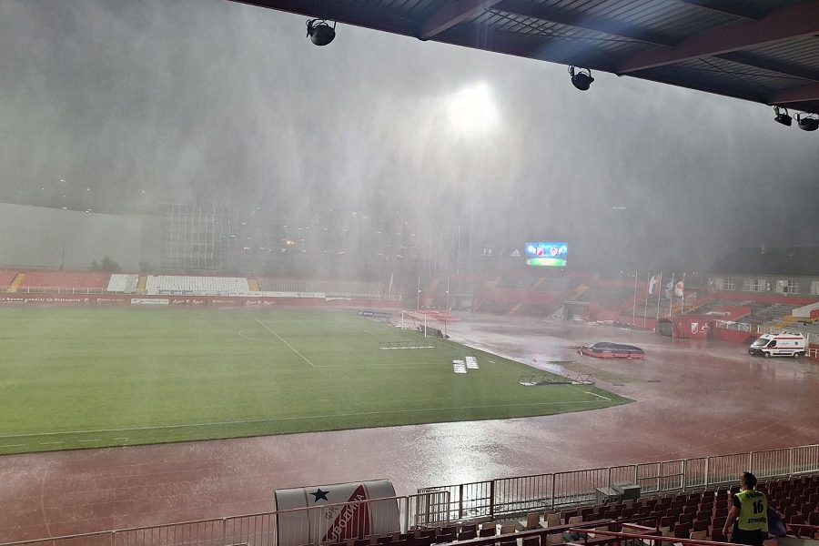 HAOS U NOVOM SADU Nezapamćeno nevreme prekinulo zagrevanje fudbalera Vojvodine i Borca! Lete klupe, reklame iza gola…. (FOTO+VIDEO)