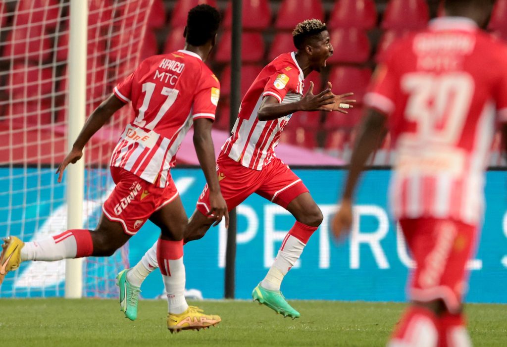 ČOPOR VUKOVA SPREMAN ZA VELIKI PLEN Baharova četa na poluvremenu podigla na noge 37 hiljada gledalaca, aplauz trajao više od pet minuta (VIDEO)