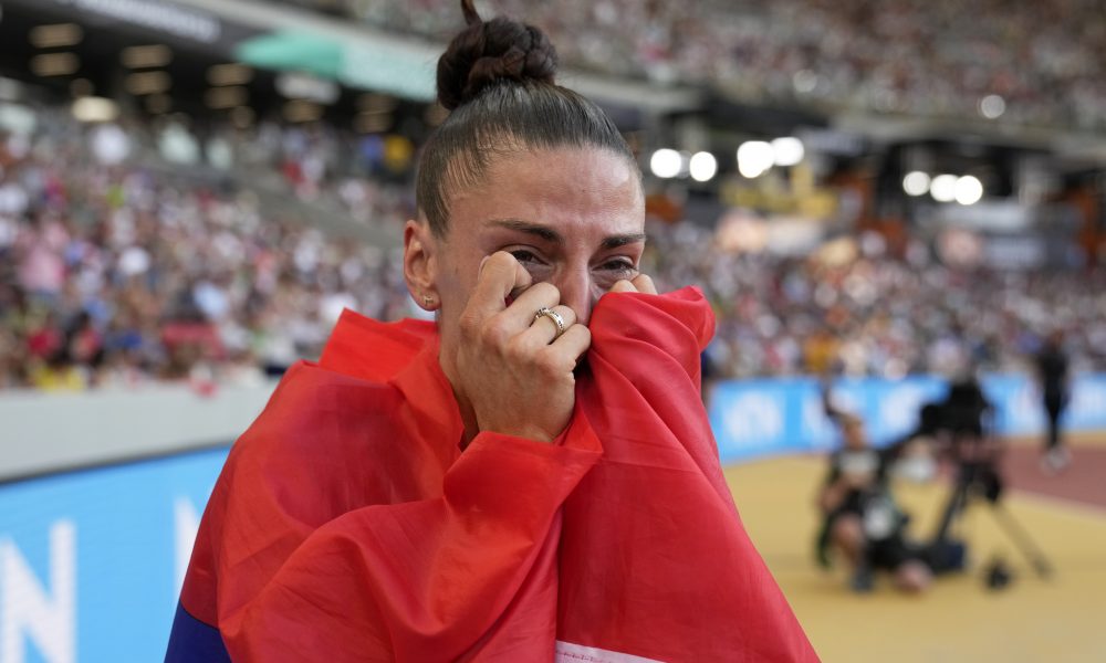 SLIKA GOVORI 1000 REČI Svetska kraljica – Ivana Vuleta! Suze, srpska zastava i ponos do neba (FOTO)