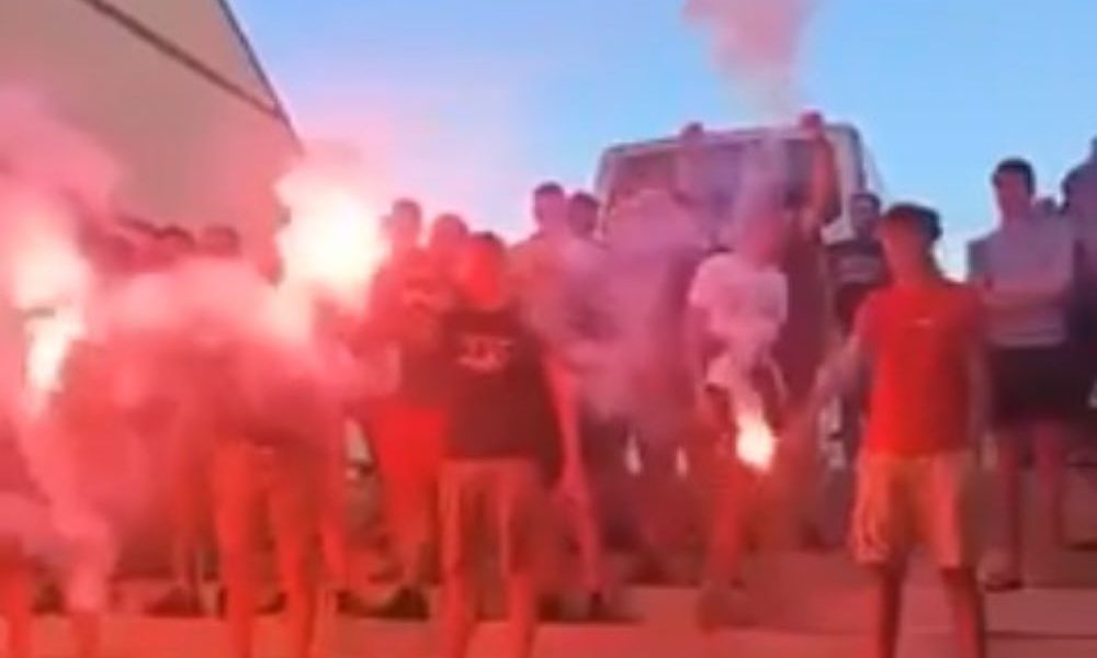 TOPAO DOČEK ZA „BRAĆU“ GRKE „Delije“ iz Niša napravile bakljadu za fudbalere Olimpijakosa (VIDEO)