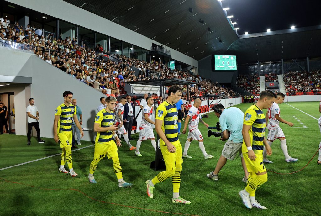 SPEKTAKL ZA PAMĆENJE Otvoren novi stadion u Leskovcu! Dubočica pobedila, golove postizali nekadašnji Partizanovi đaci (FOTO/VIDEO)