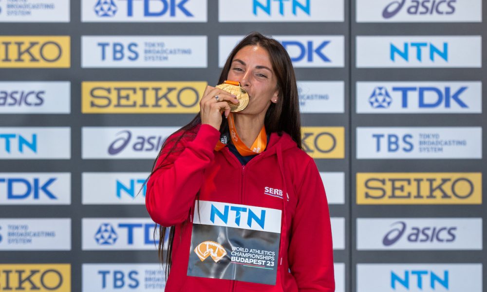 DOČEK PROŠAO BEZ „ZLATNE DAME“ Ivana Vuleta: Ne idem nigde nepozvana! (FOTO)