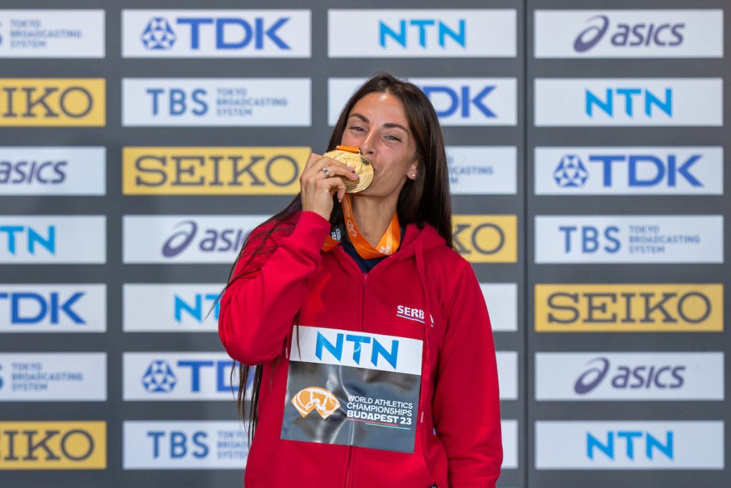 DOČEK PROŠAO BEZ „ZLATNE DAME“ Ivana Vuleta: Ne idem nigde nepozvana! (FOTO)