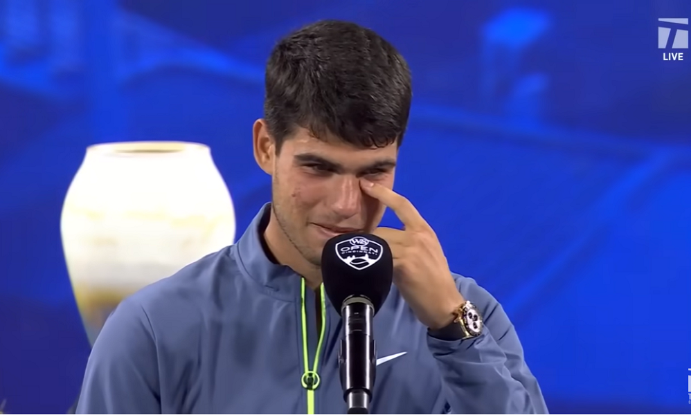 PLAKAO KAO KIŠA Alkaraz u suzama posle poraza od Đokovića! Imao je poruku za Noleta (VIDEO)