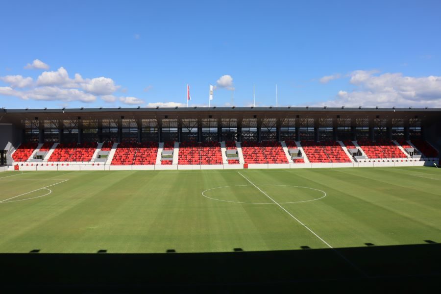 Čelnici Čukaričkog obišli stadion u Leskovcu na kojem će da igraju evropske mečeve (FOTO)