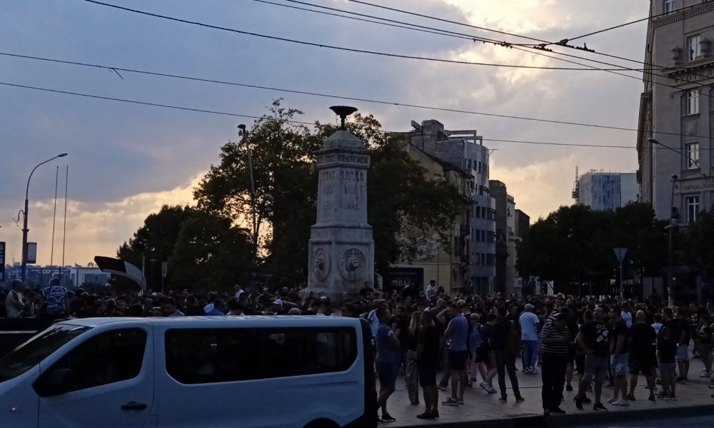 PROTEST „GROBARA“ Sve više navijača, saobraćaj u centru Beograda zaustavljen, čuju se pesme protiv uprave (FOTO+VIDEO)