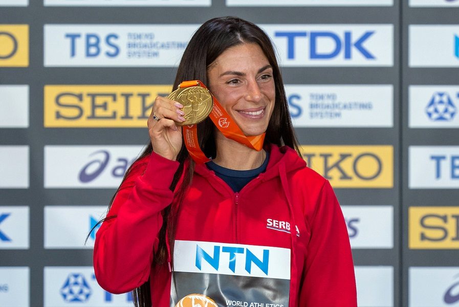 BILO JOJ JE MESTO NA BALKONU… Evo odakle je srpska sportska heroina pratila doček olimpijaca (VIDEO)