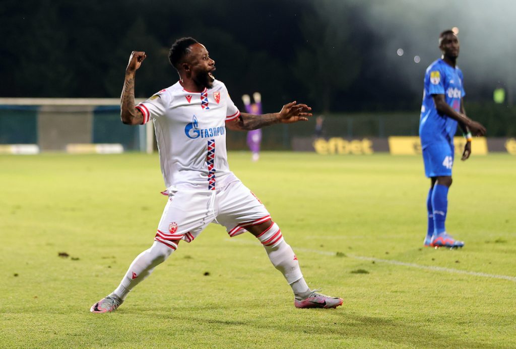 ŠOU NA ZVEZDINOM TRENINGU Kanga pokušava da izgovori ime novog saigrača (VIDEO)