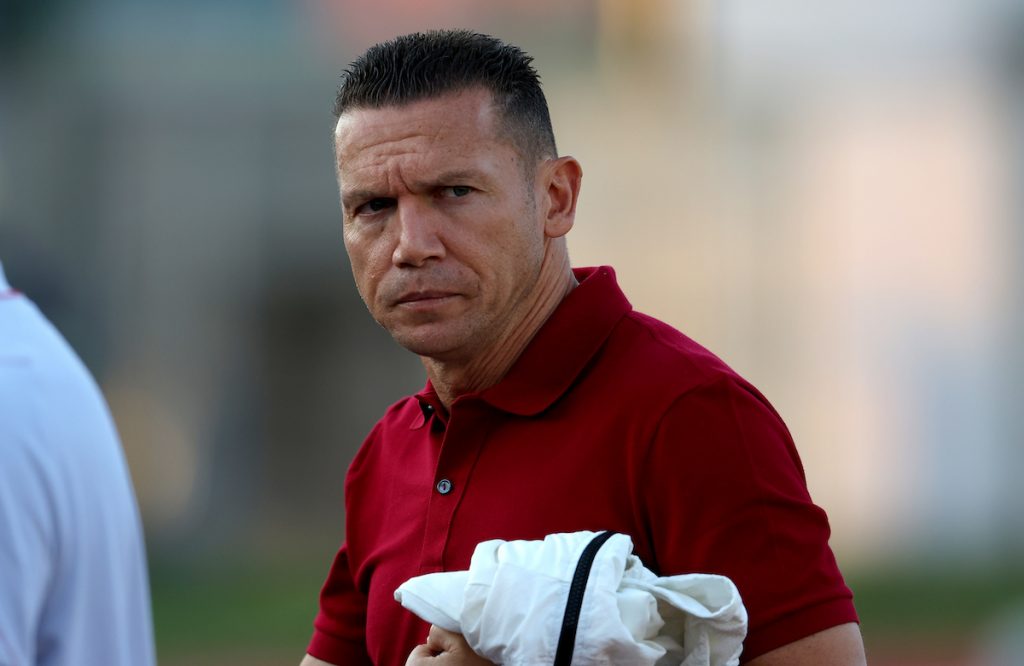 POSTOJI PROBLEM Veliki broj stranaca zadaje glavobolju Baharu pred „večiti derbi“