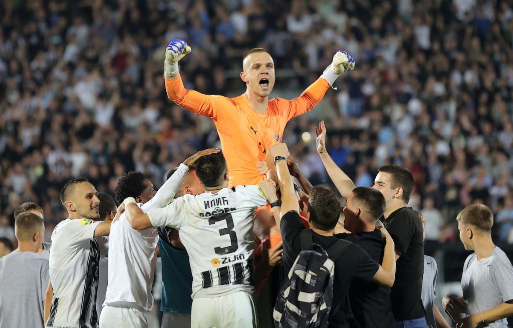 JUNAK Partizan slavi svog golmana! Pogledajte kako je Jovanović doneo crno-belima plasman u plej-of (VIDEO)