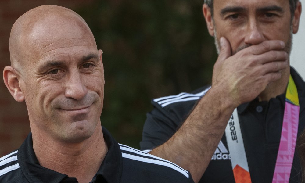 ZAR PRED CELIM SVETOM? Selektor španskih fudbalerki uhvatio pomoćnicu za… (VIDEO)