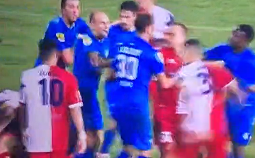 HAOS U LUČANIMA Sudija svirao kraj utakmice pa usledila opšta tuča na terenu (VIDEO)