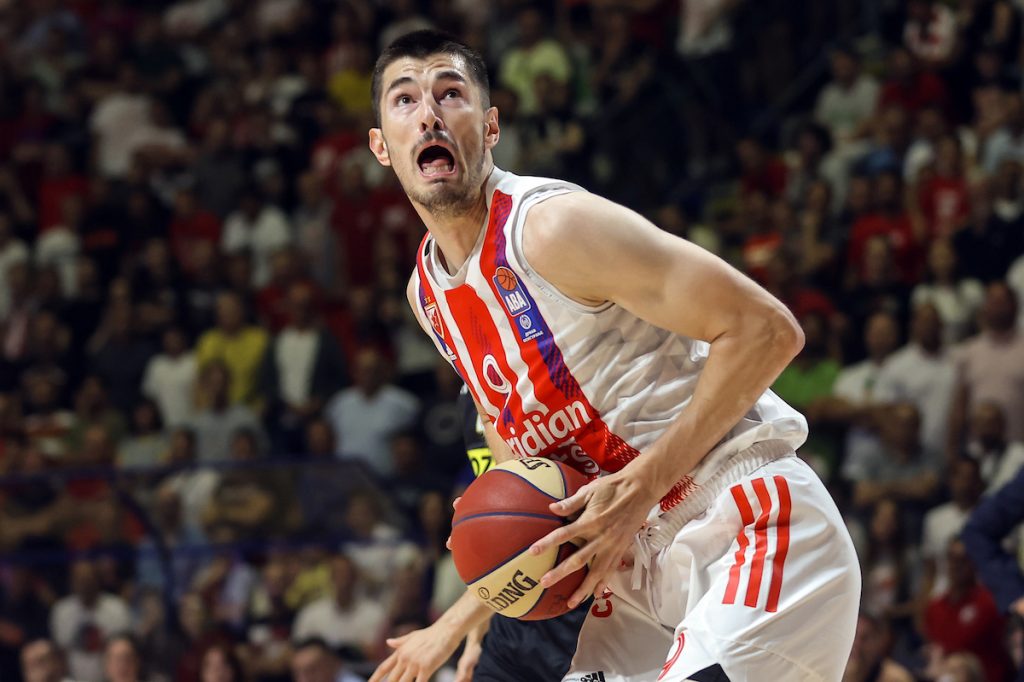 RASPUCANI MITROVIĆ Devet poena u nizu za Zvezdinog košarkaša u prvoj četvrtini (VIDEO)