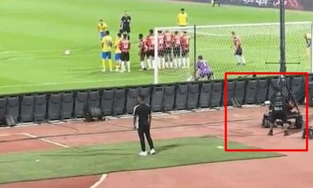 UF, OVO JE BOLELO Ronaldo nokautirao kamermana! Nesrećni čovek se jedva održao na nogama od siline udarca (VIDEO)