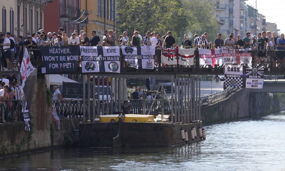UZNEMIRUJUĆE Navijač Njukasla izboden u Milanu: Napadači ga ranili dok je ležao na tlu!