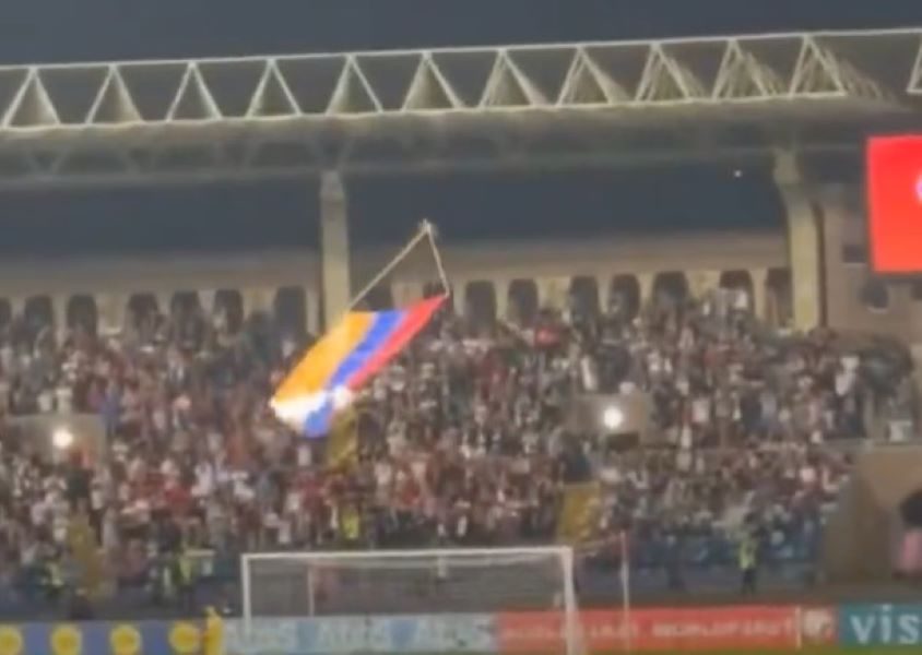 Dron sa zastavom prekinuo meč Jermenija – Hrvatska! Navijači se tukli na tribinama (VIDEO)