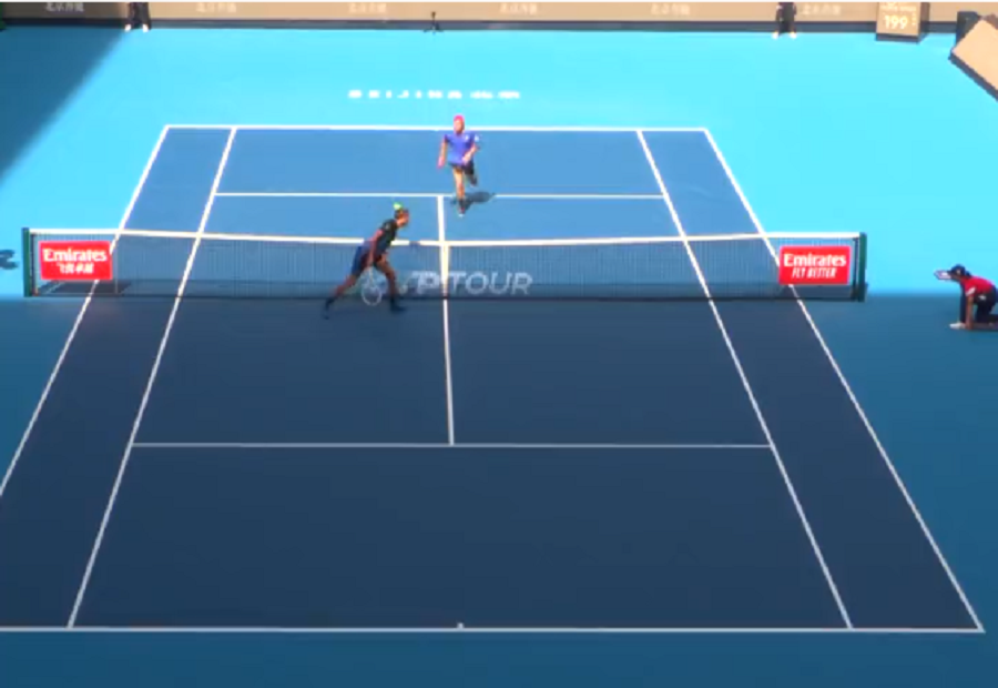 NOVO U TENISU Medvedev može i glavom (VIDEO)