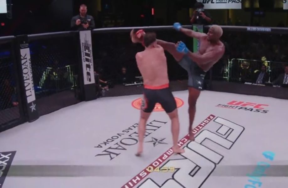 NA NOGAMA IZDRŽAO SAMO DVE SEKUNDE Pogledajte najbrži nokaut u MMA (VIDEO)