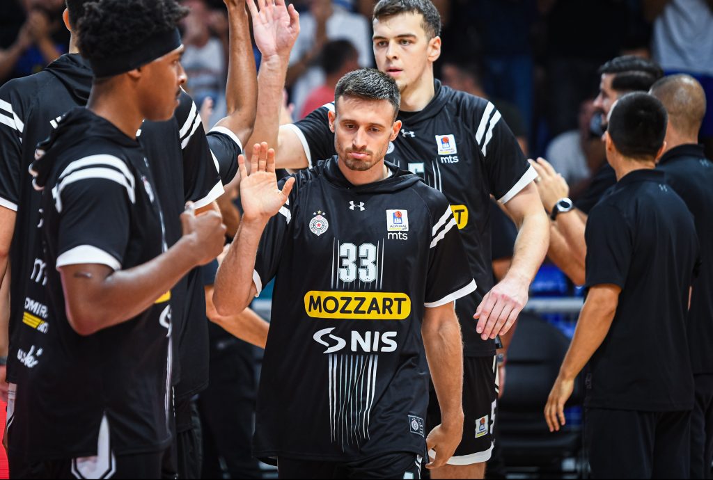 LUDILO U „MORAČI“ Na snazi je prava „Avramomanija“! Aleksa ustao sa klupe, a dvorana odmah „eksplodirala“! (VIDEO)