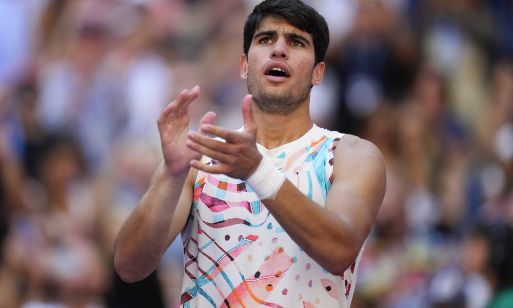 ZAMISLITE DA JE OVO NOVAK URADIO Alkarazu tokom meča uručena misteriozna bočica! O ovome se ne priča dovoljno (VIDEO)