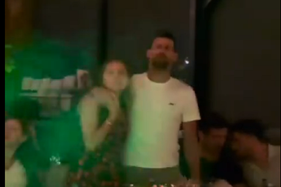 ĐOKOVIĆI U CENTRU PAŽNJE Nole posle suza na balkonu, igrao sa svojom Jelenom (VIDEO)