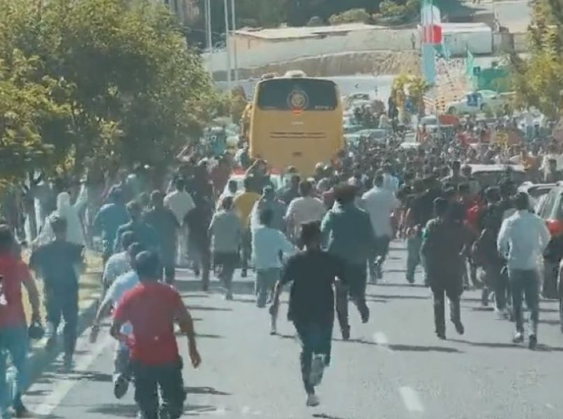 LUDNICA U TEHERANU Stigao Kristijano Ronaldo! Navijači trčali za autobusom i upali u hotel (VIDEO)