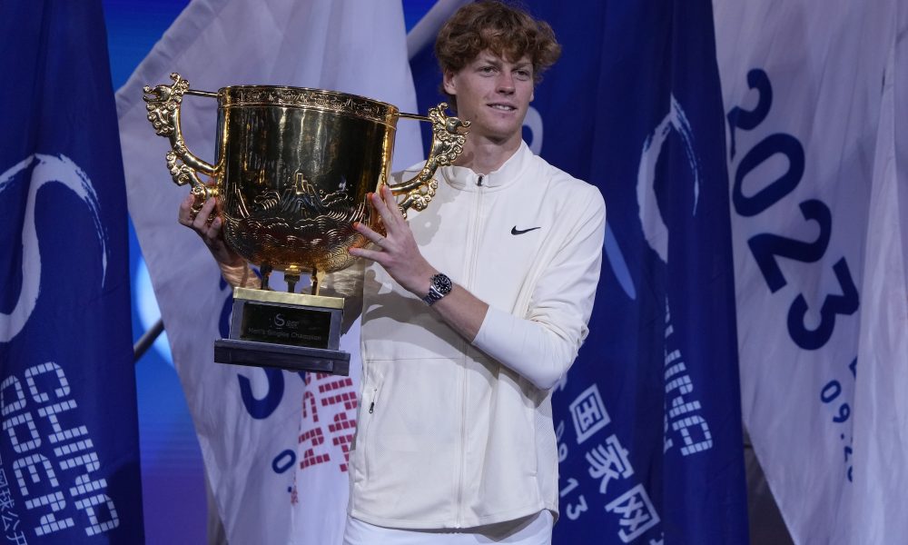 STRAŠNA FORMA Siner prvi put u karijeri pobedio Medvedeva i osvojio trofej u Pekingu