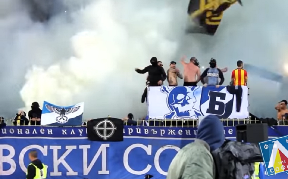 SKANDAL U KOMŠILUKU Navijači sa tribine izbacili dva tamnoputa čoveka! U pitanju je čist rasizam! (VIDEO)