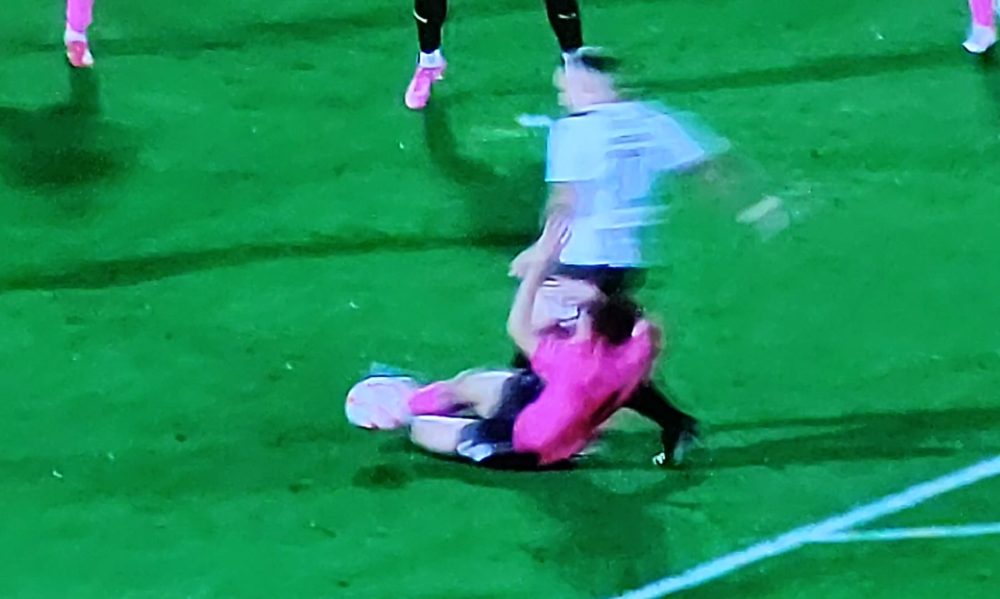 SUDIJA ODMAHNUO RUKOM, VAR SE NIJE UKLJUČIO Da li je Partizan oštećen za penal?