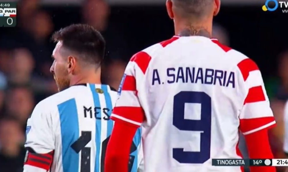SRAMOTA Paragvajski fudbaler pljunuo Mesija (VIDEO)