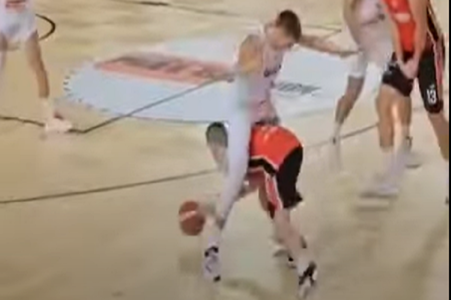 POGLEDAJTE POTEZ GODINE Košarkaš se provukao kroz noge rivalu, pa postigao koš (VIDEO)