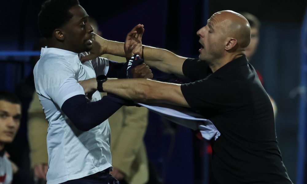 ŠTA OVO BI? Duljaj i igrač u klinču! Umalo tuča pored klupe Partizana, fudbaler je poludeo! (VIDEO)