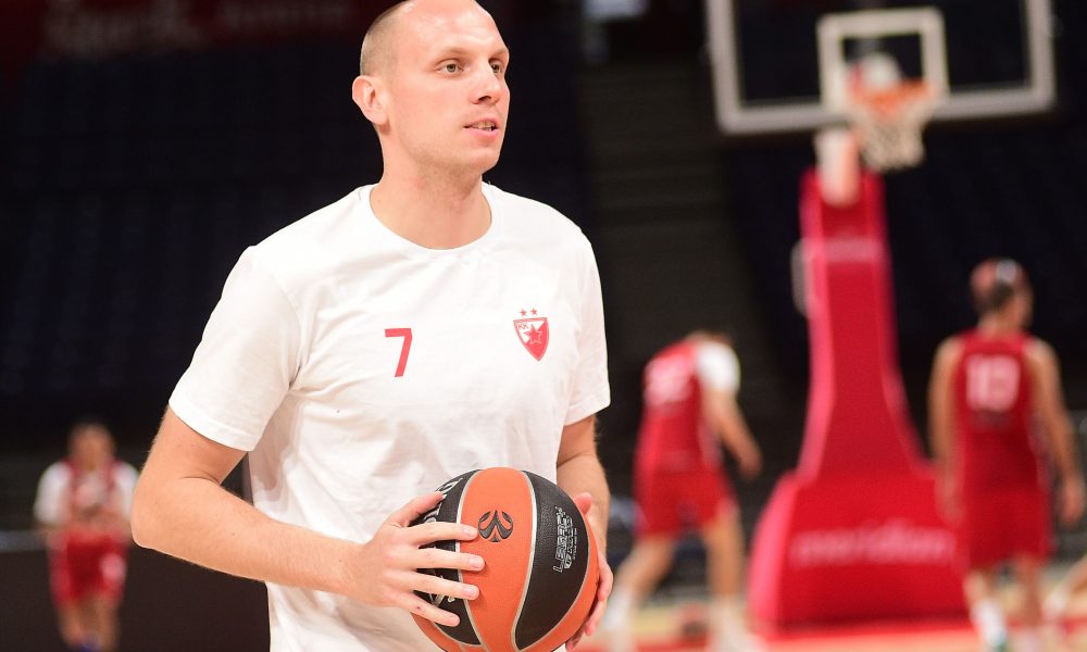 SJAJNA ATMOSFERA U ZVEZDI Raspoloženi Davidovac „pecnuo“ novog miljenika „delija“: Zna kako se igra… Ustvari, očigledno da ne zna! (VIDEO)