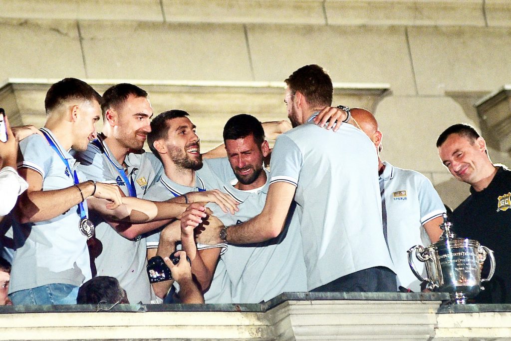 Đoković i Bogdanović zajedno na finalu grčkog plej-ofa – oko njih sve gori u Pireju (VIDEO)