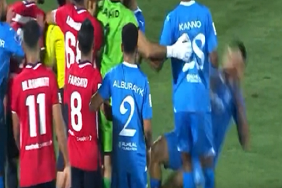 HAOS Tuča na terenu, Mitrović završio na zemlji posle udarca u glavu (VIDEO)