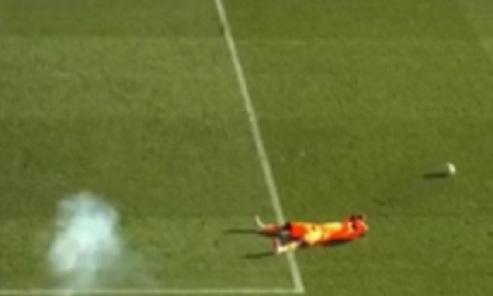 HAOS U MONPELJEU Prekinuta utakmica, navijači pogodili golmana petardom (VIDEO)