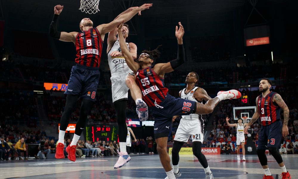 „GROBARI“ PRAVILI HAOS U VITORIJI Jedan navijač Partizana ljubio radnicu obezbeđenja, pa završio na sudu!