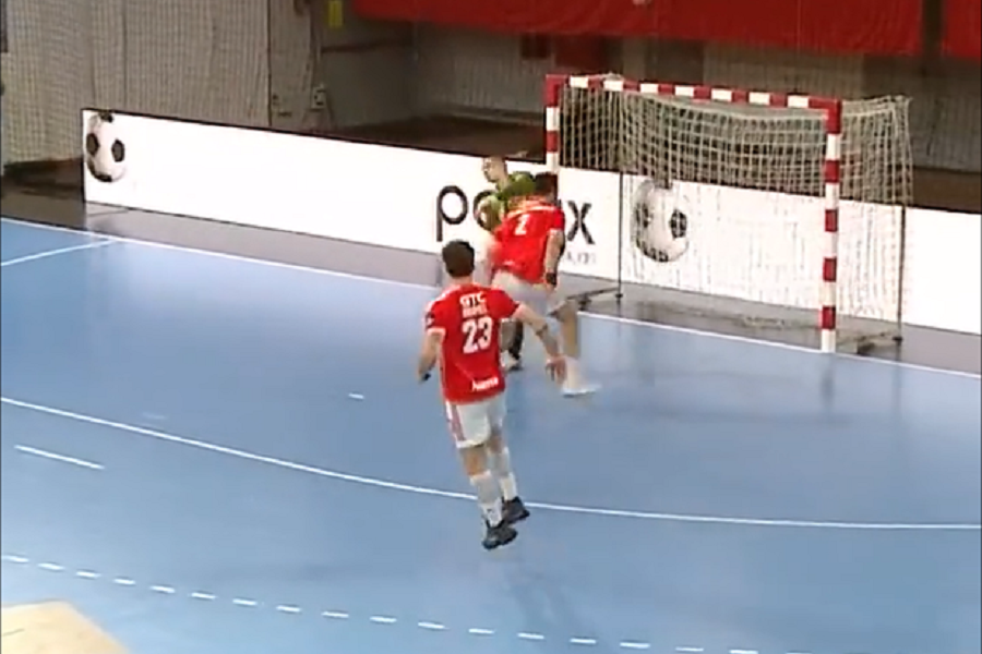 GOLMANE, GDE JE LOPTA? Imamo najkomičniji gol ove sezone u rukometu! Nasmešite, se molim! (VIDEO)