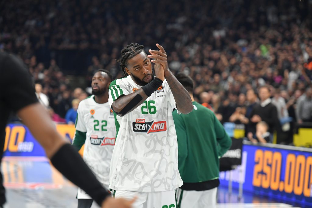 „GORELO“ U „OAKA“ ARENI Janakopulos pravio haos pored parketa… Lesor hteo da se obračuna na putu do svlačionice (VIDEO)